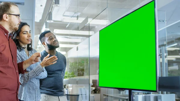 会议室里的多元化青年团队在演讲电视上讨论绿色银幕色度关键模板 — 图库照片