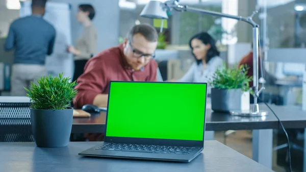 Green Mock Screen Laptop Mesa Segundo Plano Jóvenes Creativos Que —  Fotos de Stock