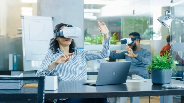 Female Virtual Reality Engineer Developer Wearing Virtual Reality Headset Cria — Fotografia de Stock