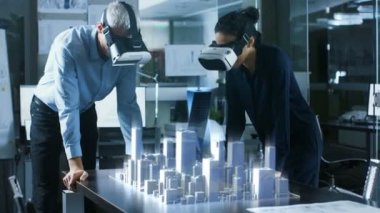 Erkek ve dişi Mimarlar giyen gerçeklik kulaklık iş 3d şehir modeli ile artar. High Tech Office profesyonel insanlar sanal gerçeklik modelleme yazılımı kullanın.