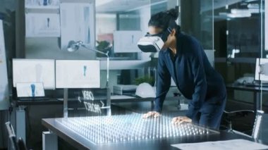 Profesyonel kadın mimar giyen gerçeklik kulaklık iş 3d şehir modeli ile artar. High Tech Office kullanımı sanal gerçeklik yazılım uygulama modelleme.