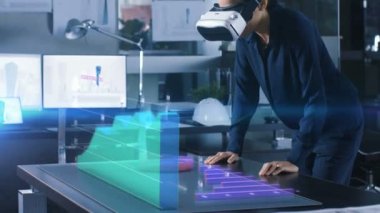 Office Profesyonel kadında artar gerçeklik kulaklık giyen istatistikleri gösteren Infographics ile etkileşime girer. Animasyonlu 3d modelleri gösteren şirketin büyüme ile masada eğilir.