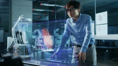 Asya Neural ağ mühendis kullanır Modern bilgisayar şeffaf holografik ekran. Monitör etkileşimli yapay zeka arabirimi gösterir. Modern cam ve beton Office vurdu.