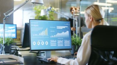 Onun masasında Office işkadını o istatistik bilgileri bu ekranda gösterilen ile kişisel bilgisayar kullanıyor. Onu ters onun meslektaşım setleri.