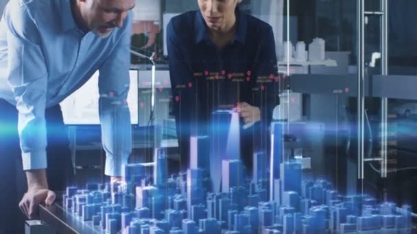 Architectes Masculins Féminins Travaillent Avec Holographic Augmented Reality City Model — Video