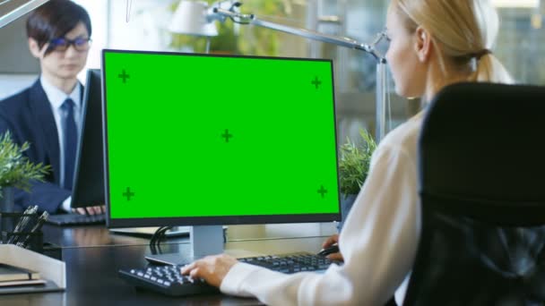 Úřadu Podnikatelka Pracuje Jejího Stolu Osobním Počítači Mock Green Screen — Stock video