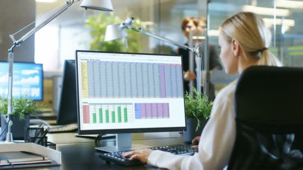 Dalam Office Businesswoman Works Personal Computer Spreadsheet Charts Statistics Dalam — Stok Video