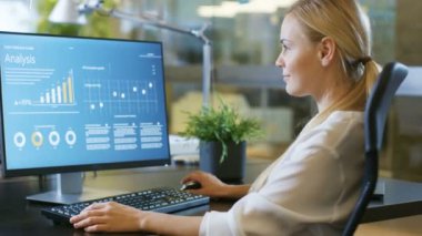 Onun masasında Office işkadını o Infographics istatistikleri ile gösterilen İzleyicisi ile kişisel bilgisayar kullanıyor. Çekici kadın şık oda.