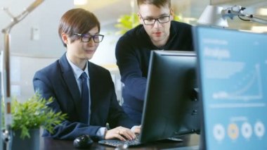 Office işadamı oturur onun resepsiyon vardır tartışma onun meslektaşı ile bilgisayar ekranına nişan alıyorlar. Şık ofis profesyonel iş adamları.