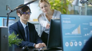 Office işadamı oturur onun resepsiyon müzakerelerinde onun meslektaşı ile bilgisayar ekranına nişan alıyorlar. Şık ofis profesyonel iş adamları.