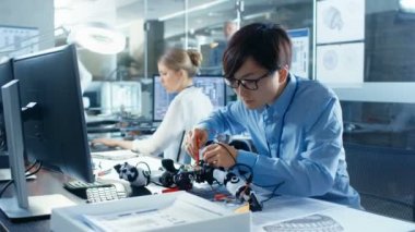 Elektronik mühendisi ile Robot kontrol gerilim ve Program yanıt zaman işe yarar. Bilgisayar bilimi araştırma laboratuarı ile çalışan diğer uzmanlar.
