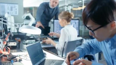 Elektronik Mühendisi Robot, onun yanıt ve dizüstü bilgisayar ile kontrol veri işleme ile çalışır. Bilgisayar bilimi araştırma laboratuarı ile çalışan diğer uzmanlar.