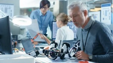Kıdemli elektronik mühendisi inşaat ile Laptop ile programlama Robot. Teknik personel çalışma ile arka plan laboratuvarda.
