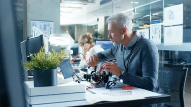 Elektronik Mühendisi Robot, onun yanıt ve dizüstü bilgisayar ile kontrol veri işleme ile çalışır. Bilgisayar bilimi araştırma laboratuarı ile çalışan diğer uzmanlar.