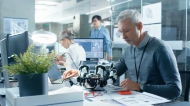 Elektronik Mühendisi Robot, onun yanıt ve dizüstü bilgisayar ile kontrol veri işleme ile çalışır. Bilgisayar bilimi araştırma laboratuarı ile çalışan diğer uzmanlar.