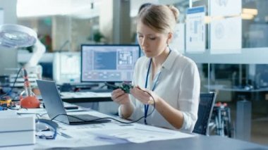 Kadın bilgisayar bilim adamları bağlar devre kurulu Her dizüstü bilgisayar ve programlama başlar bu. Teknolojik olarak gelişmiş laboratuarında çalışıyor.