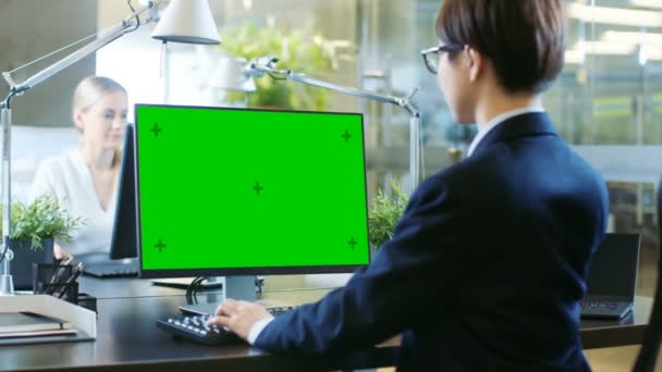 Kanceláři Východoasijské Podnikatel Funguje Desktop Osobní Počítač Mock Green Screen — Stock video