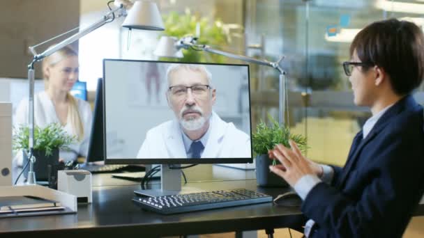 Escritório Empresário Conversa Com Seu Médico Sobre Chamada Vídeo Feita — Vídeo de Stock