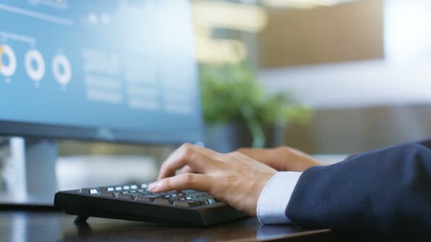 Close Businessman Hands Typing Keyboard Desktop Computer Monitor Muestra Infografías — Vídeo de stock