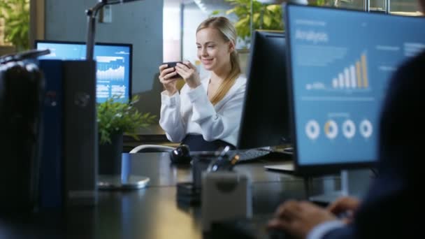Büro Spielt Die Attraktive Geschäftsfrau Videospiele Auf Ihrem Smartphone Lächelnde — Stockvideo