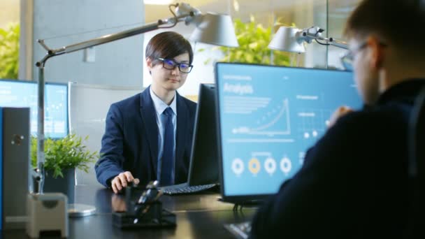 Büro Arbeitet Ein Ostasiatischer Geschäftsmann Auf Einem Desktop Computer Seines — Stockvideo