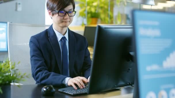 Escritório Empresário Leste Asiático Trabalha Computador Pessoal Mesa Computador Seu — Vídeo de Stock