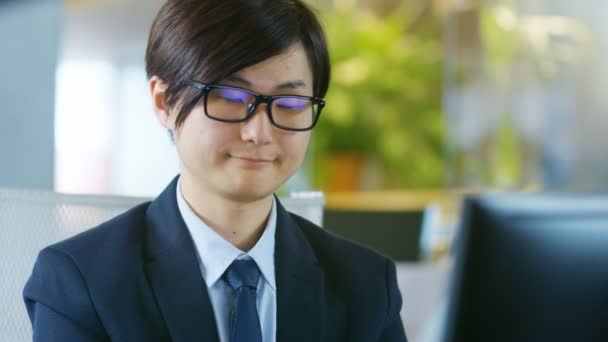 Porträtt Den Japanska Affärsman Som Bär Glasögon Sitter Vid Sitt — Stockvideo