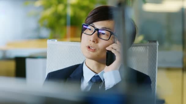 Retrato Del Empresario Japonés Con Traje Gafas Sentado Escritorio Hablando — Vídeo de stock