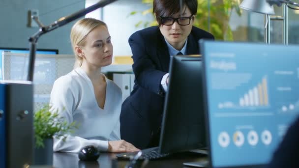 Office Young Zakenvrouw Zittend Haar Bureau Gesprekken Met Hare Manager — Stockvideo