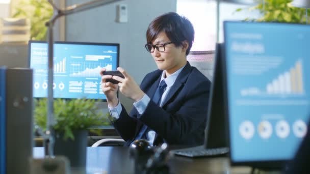 Ufficio Orientale Imprenditore Asiatico Gioca Videogiochi Sul Suo Smartphone Sorridente — Video Stock