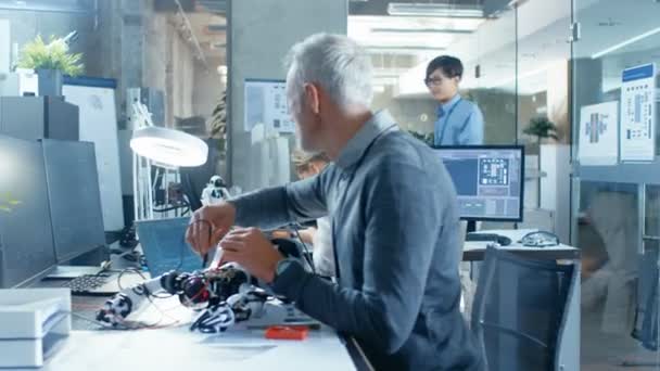 Комп Ютерний Інженер Ходить Філію Робототехніки Розмовляє Фахівцями Працюють Над — стокове відео