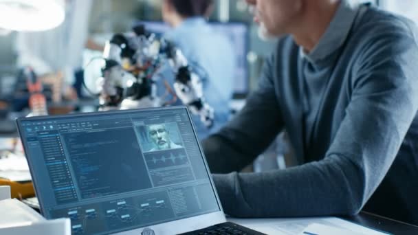 Senior Robotics Ingenjör Manipulerar Röst Kontrollerade Roboten Laptop Skärm Visar — Stockvideo