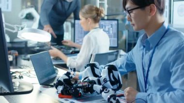 Elektronik Mühendisi Robot, onun yanıt dizüstü bilgisayar, Şef programcı ile Kıdemli mühendis sohbetleri manipüle çalışır. Bilgisayar bilimi araştırma laboratuarı ile çalışan diğer uzmanlar.