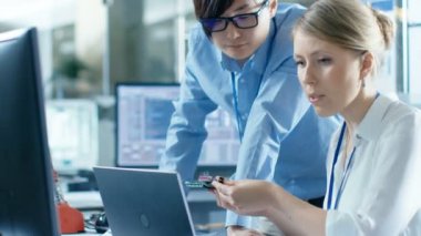 Kadın bilgisayar bilim adamları bağlar devre kurulu Her dizüstü bilgisayar ve programlama başlar bu. Teknolojik olarak gelişmiş laboratuarında çalışıyor.