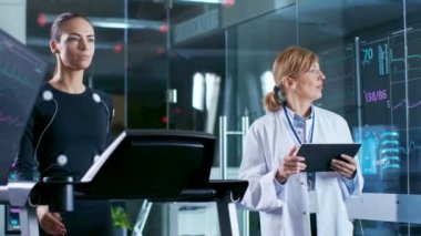 Kadın atlet ise tüm süreç bilim adamı Holding Tablet bilgisayar denetleyen bir koşu bandı üzerinde yürür. Analiz cihazları ve monitörler ile arka plan yüksek teknoloji laboratuvar Ekg okuma gösterilen.