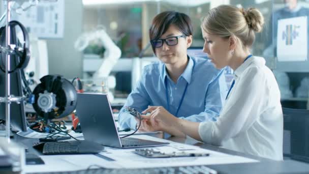 Asian Scientist Sitting His Desk Consults Engineer Sophisticated Coding Programming — Vídeo de stock