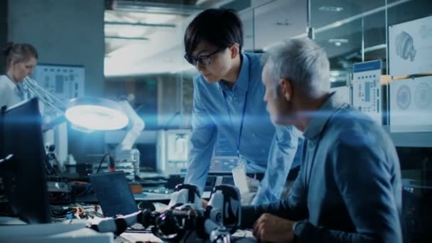 Лаборатории Ночью Два Инженера Разговаривают Время Работы Роботом Проверяя Данные — стоковое видео