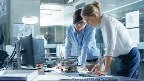 Deux Ingénieurs Informatique Choisissent Des Circuits Imprimés Avec Lesquels Travailler — Video