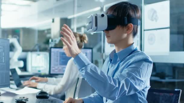 Informatiker Mit Virtual Reality Headset Arbeitet Mit Modellierung Macht Gesten — Stockvideo