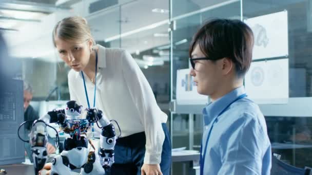 Coder Programmes Robot Talks Chief Engineer Work Scientifically Advanced Laboratory — Stock Video