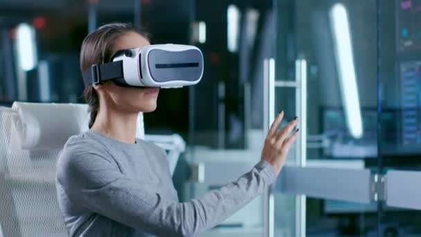 Laboratório Cientista Usar Headset Realidade Virtual Sentado Uma Cadeira Fazendo — Vídeo de Stock
