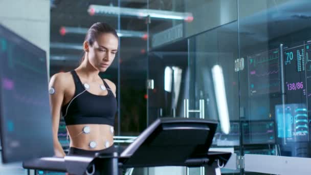 Beautiful Woman Athlete Wearing Sports Bra Electrodes Connected Her Walks — Stock Video