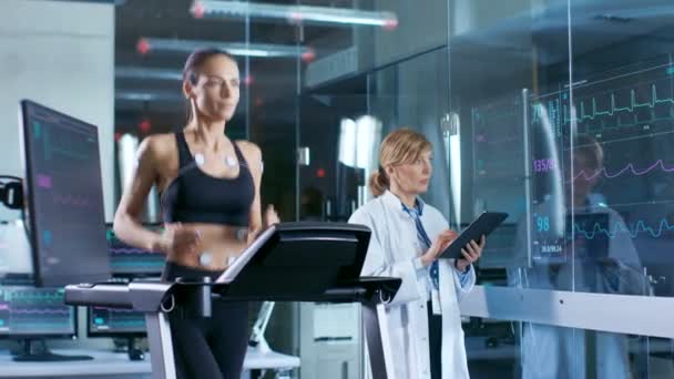 Schöne Sportlerin Läuft Auf Einem Laufband Mit Elektroden Ihrem Körper — Stockvideo