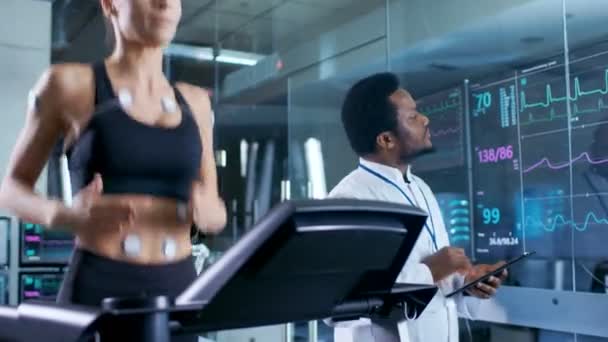 Schöne Sportlerin Läuft Auf Einem Laufband Mit Elektroden Ihrem Körper — Stockvideo