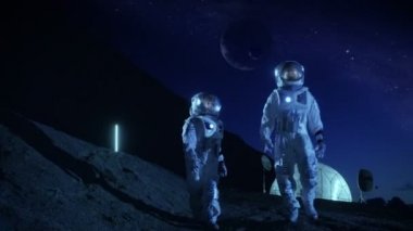 İki astronot uzay keşfetmek yeni giysileri içinde gezegen keşfetti. Yaşanabilir kubbe ile arka plan boşluk Bankası'gökyüzü dış gezegenler içinde görülmektedir. Futuristik konsepti üzerine alan kolonizasyon.
