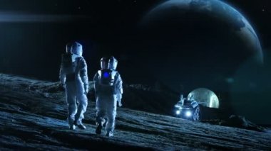 Uzay giysileri içinde iki astronot aya güzel yeryüzünde arıyorum hazır. Arka plan ay Bankası'ndaki jeodezik kubbe ile. Ay kolonizasyon ve uzay seyahat kavramı. Atış kurulması.