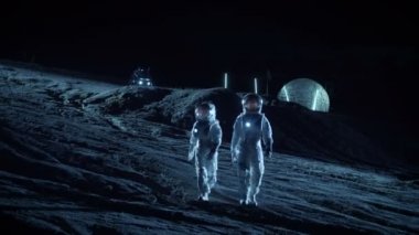 Uzay giysileri içinde iki astronot gökyüzüne bakarak yabancı gezegende yürümek. Jeodezik kubbe ile arka plan Bankası '. Diğer dünyalar kolonizasyon ve uzay seyahat kavramı.