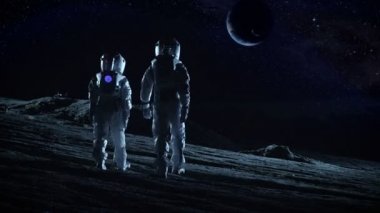 Uzay giysileri uzaylı üzerinde duran iki astronot mürettebatı gezegen ve büyük olasılıkla yaşanabilir gezegen arıyorum. Yüksek teknoloji kavramı Moon kolonizasyon ve uzay yolculuğu.
