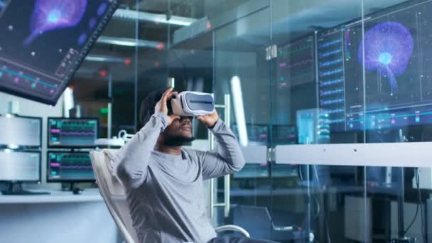 Laboratório Cientista Usar Headset Realidade Virtual Sentado Uma Cadeira Interage — Vídeo de Stock