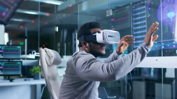 Στο Εργαστήριο Επιστήμονα Φορώντας Σετ Κεφαλής Εικονικής Πραγματικότητας Που Κάθεται — Αρχείο Βίντεο